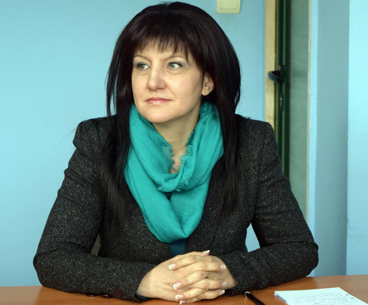 Караянчева: Учителите от „Руска Пеева“ в Джебел ще получат заплатите си, парите осигурява МФ