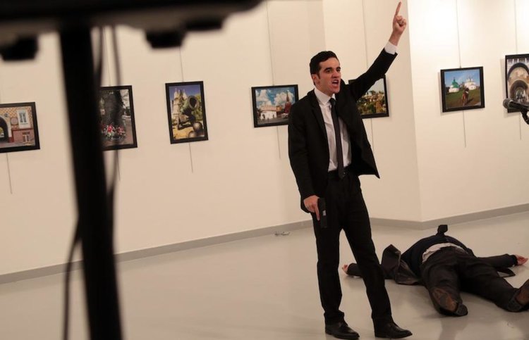Убиецът на посланик Карлов имал връзка с рускиня