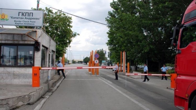 Арестуваха митничарка за подкуп, пуснала Ланд Роувър с пренабити номера