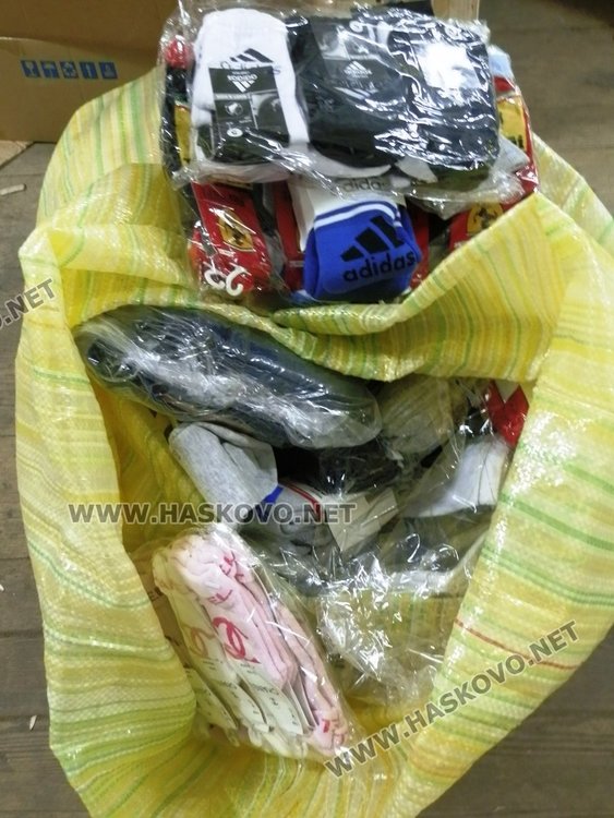 Поляци стопирани с фалшиви тениски и маратонки на българската граница