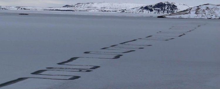 Странни фигури се появиха в леда на исландско езеро