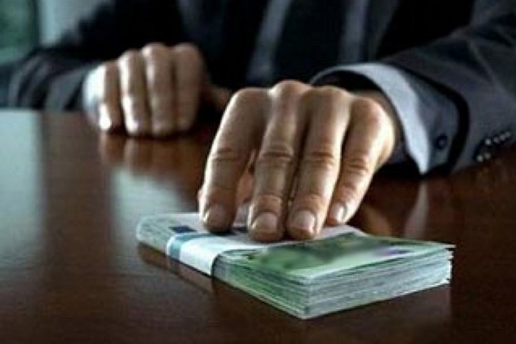 Арестуваха двама професори за корупция