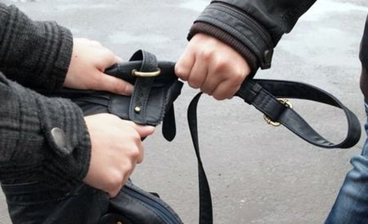 Ограбиха хасковлийка на път за вкъщи