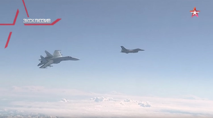 F-16 на НАТО доближaва самолета на Шойгу, Су-27 се намесва (видео)