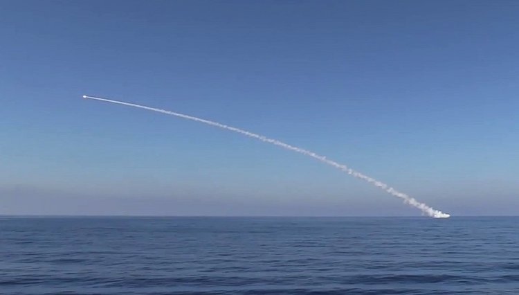 Русия изстреля крилати ракети "Калибр" в Сирия (видео)