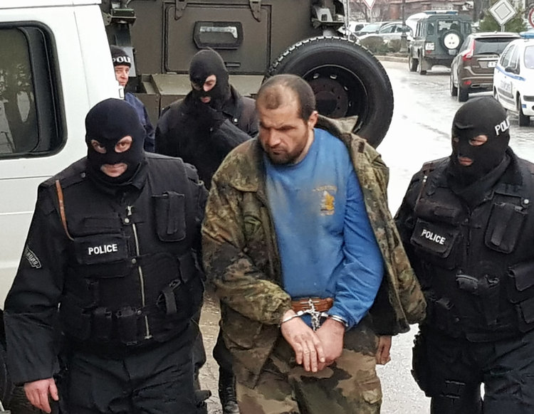 Задържаха въоръжен рейнджър, барикадирал се в къщата си и стрелял по полицаи
