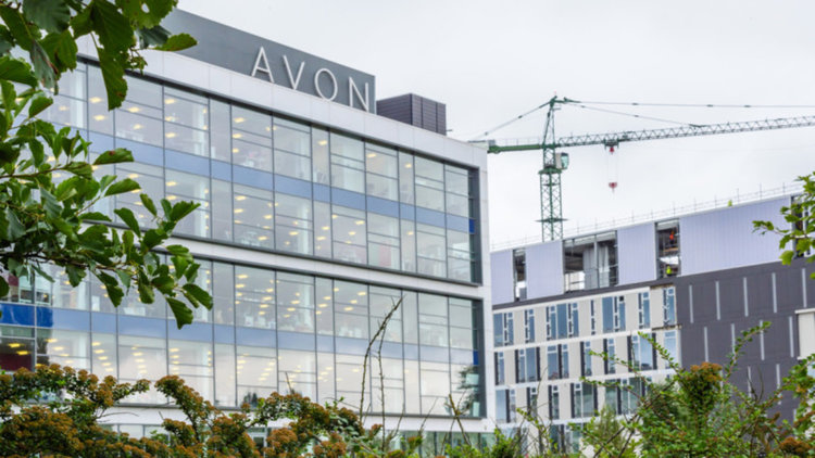 Natura купува Avon срещу $2 милиарда
