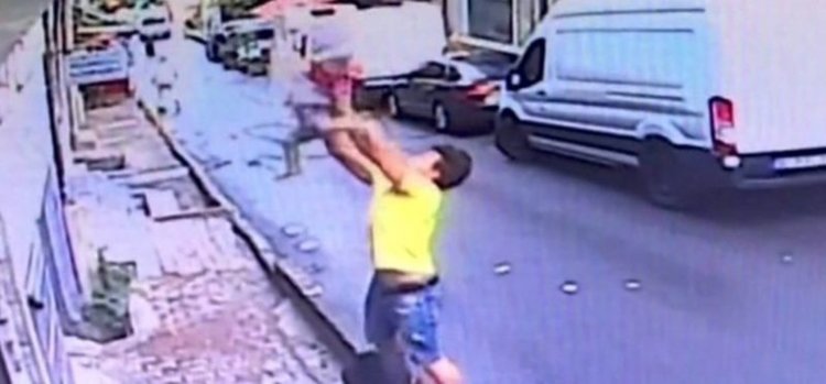 17-годишeн улови падащо от прозорецa бебе в Истанбул (видео)