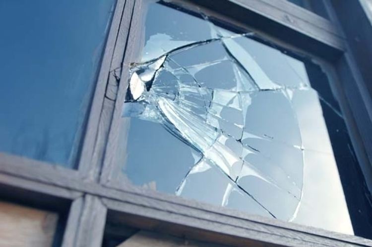 Спипаха тийнейджъри, разбили прозорците на бившия минен техникум