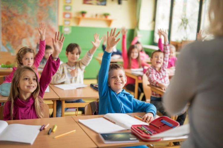  Учениците във Франция започват да се връщат в класните стаи