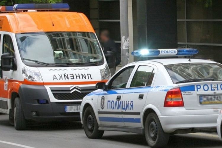 71-годишен водач на Мерцедес се заби челно в БМВ, пострада жена