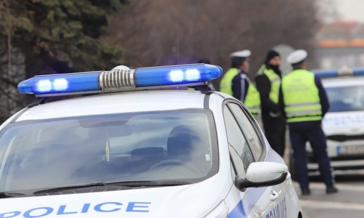 Въоръжени и маскирани атакували специализиран автомобил в Перник