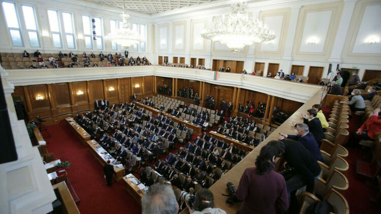 Депутатите обсъждат деполитизирането на образователната система