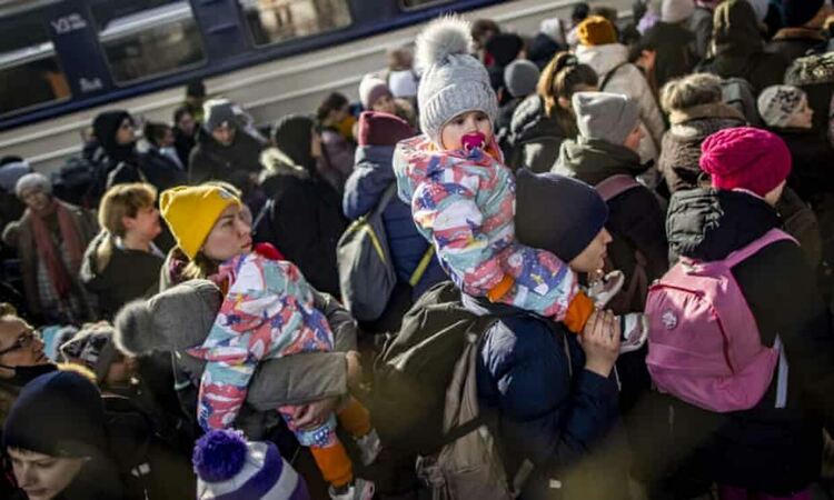 Жозеп Борел: Европа може да очаква пет милиона бежанци от Украйна