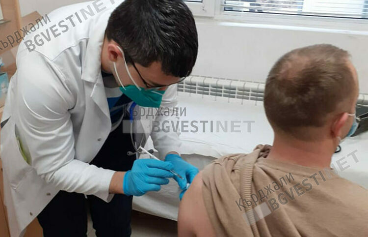 Вече повече от една десета от населението на областта е с бустерна доза