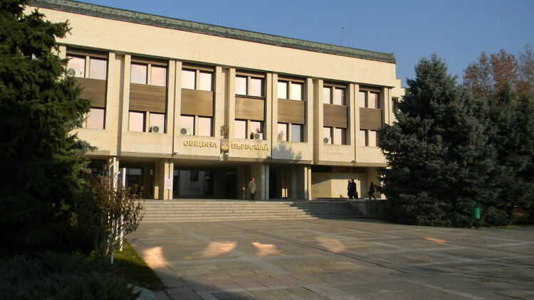 Слагат слънчеви панели на сградата на Общината