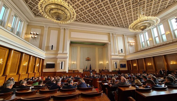Депутатите обсъждат на второ четене удължаването на бюджета