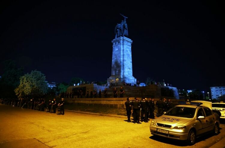 Полицейски кордон пази Паметника на Съветската армия