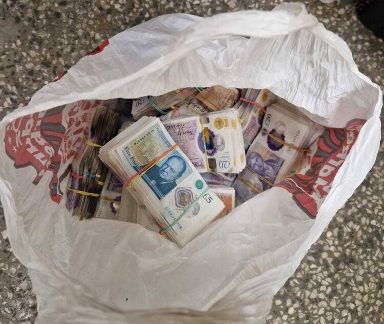 Откриха недекларирана валута за над 900 000 лева в три тира