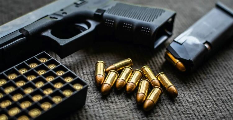 Задържаха мъж с незаконни боеприпаси и дрога