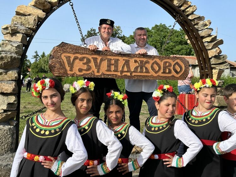 Нова каменна арка посреща жителите и гостите на Узунджово 