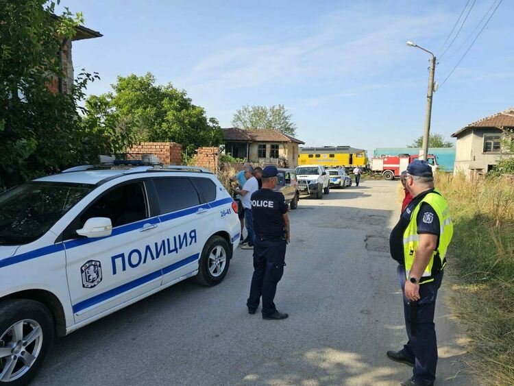В болницата остава шофьорът на цистерната, блъсната от влак