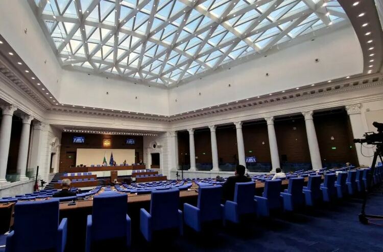 При 68% обработени резултати, 9 партии влизат в новия парламент. В хасковско подредбата е различна