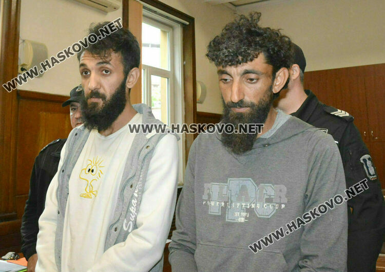 Оставиха в ареста братята сирийци обвинени в трафик на хора и гаври с бежанци