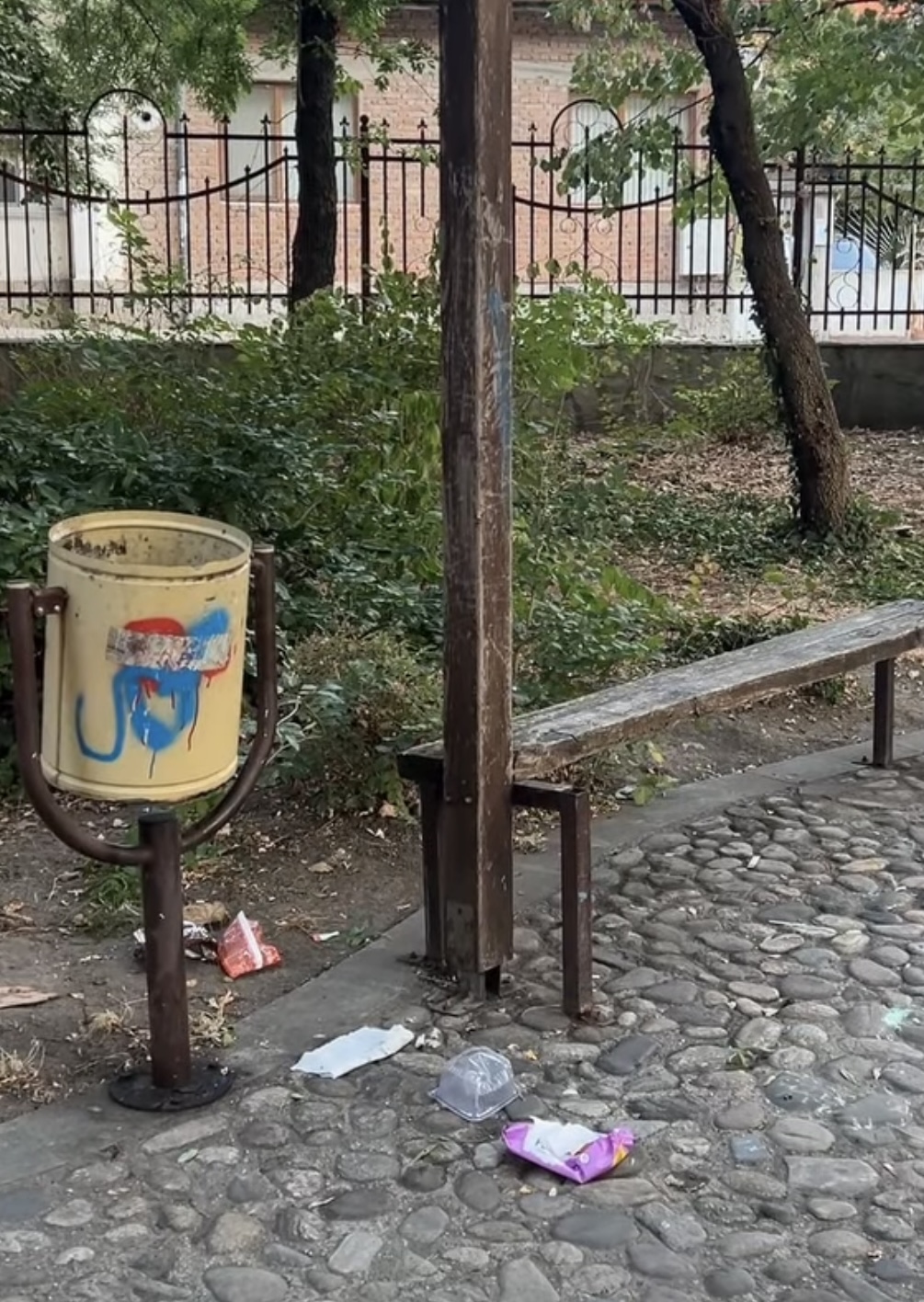 Градската градина в Хасково е осеяна с боклуци