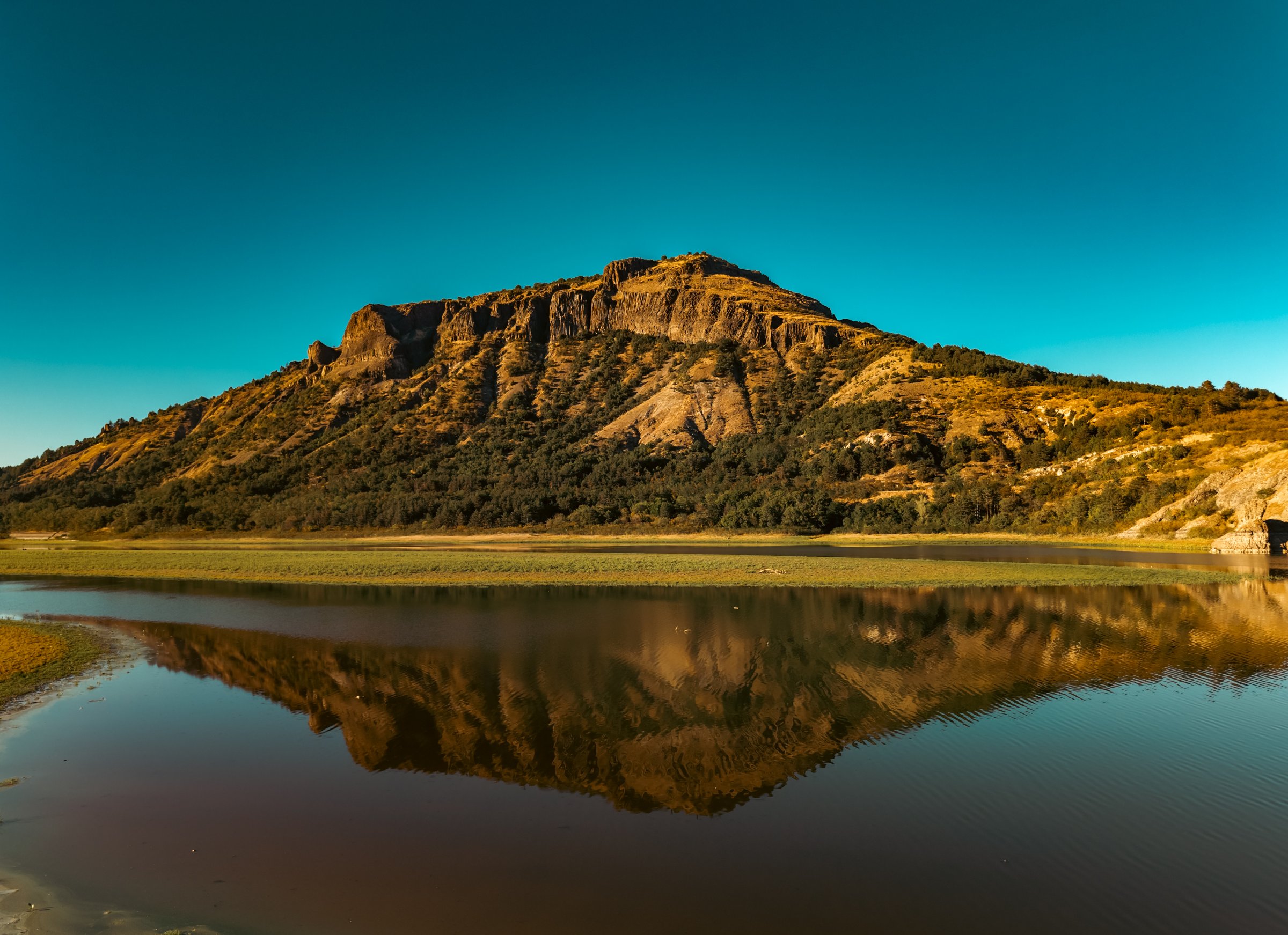 Между небето и водата.