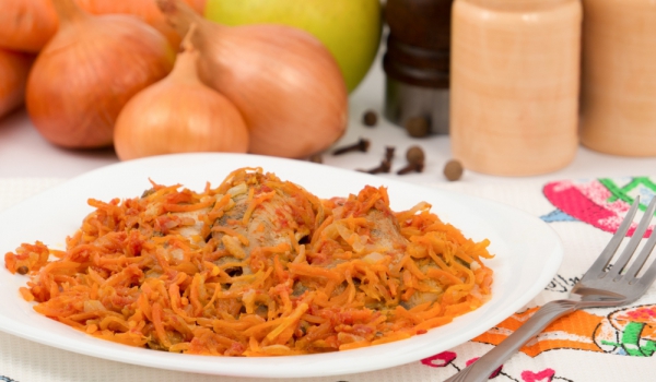 Задушен сом с моркови и ябълка