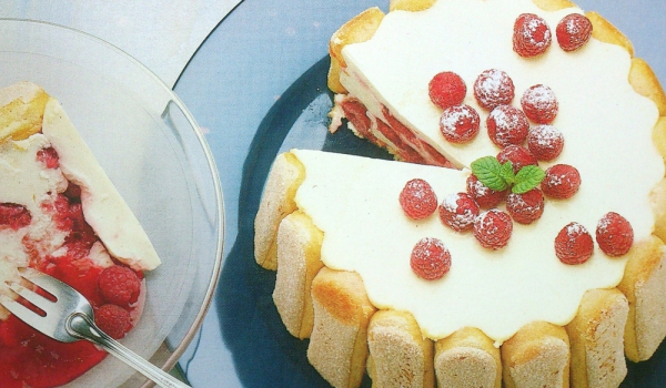 Разкошна малинова шарлота