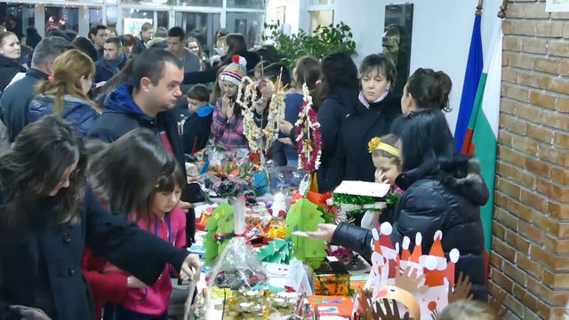 Коледен базар събра ученици, родители и посетители във фоайето на училище „Проф. д-р Асен Златаров“ в Първомай