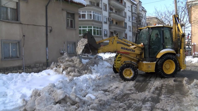 Вече шести ден кварталните улици в Хасково са затънали в лед и коловози