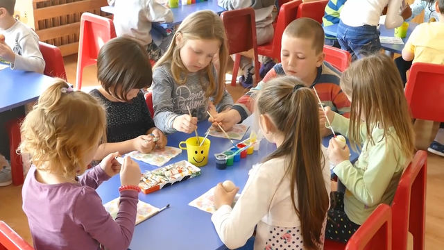 Деца боядисваха яйца за Великден в Първомай