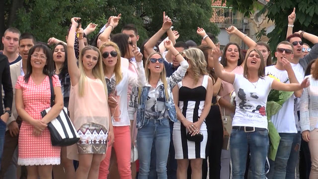 Абитуриентите от Езикова гимназия облякоха бели тениски вместо тоалети, подкрепиха благотворителна кауза