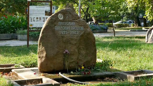 Кой е Анатолий Дроздов и защо социалистите поднасят цветя пред паметника му?