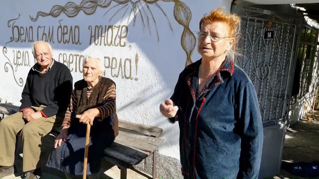 Бивша учителка изписа и изрисува оградите на своята улица