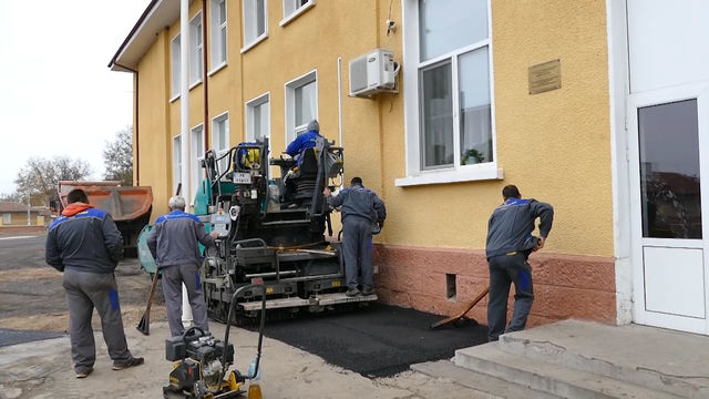 С пари от собствения му бюджет асфалтират училището в Градина