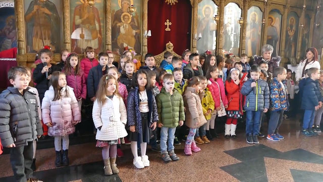Децата на Първомай влязоха в храма на Въведение Богородично