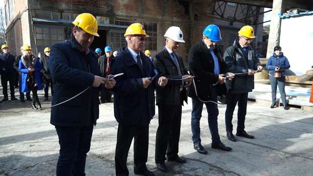 Млади мъже влизат под земята, заради пари