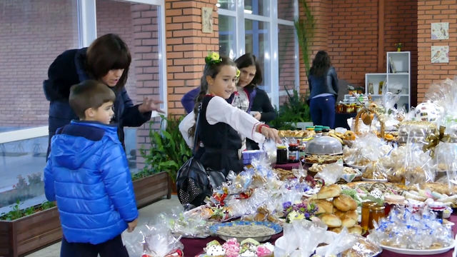 Деца направиха благотворителен концерт за дете
