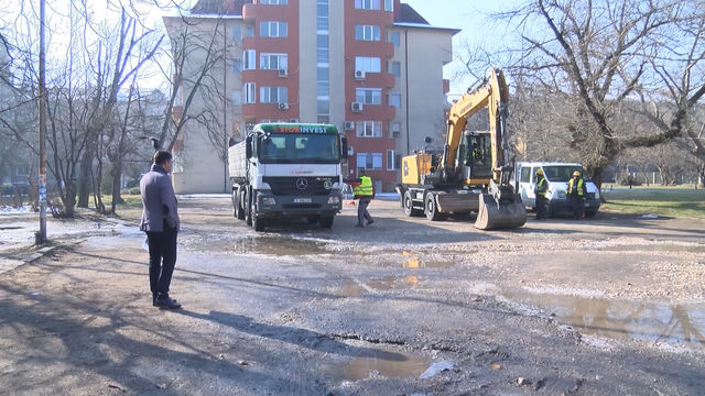 Иво Димов даде символичен старт на ремонта на междублоковото пространство зад блок 1 на бул. ”България”