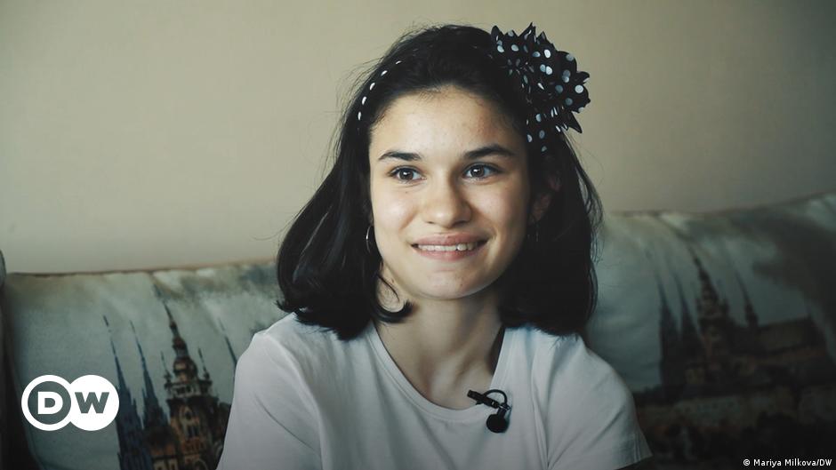 Тя е на 14 и с увреждания, но не спира да твори