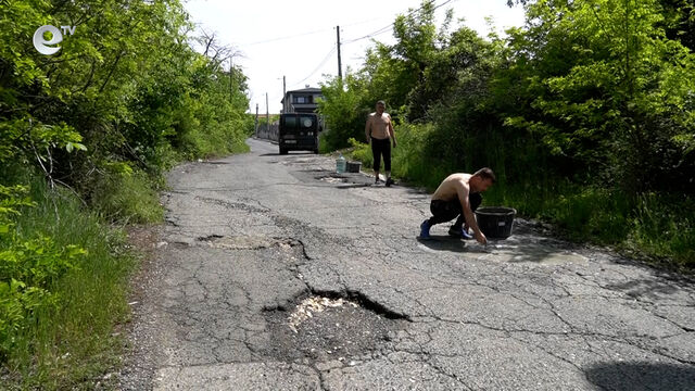 Ресторантьор ремонтира сам една от отсечките до заливите на яз.“Кърджали“